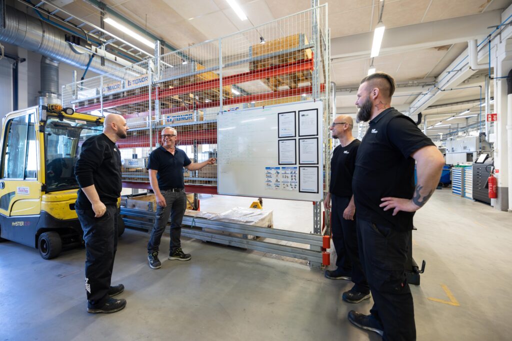 TonAPhoto Verkstadstekniska (154) Teamet på Norrköpings Verkstadstekniska diskuterar lösningar för CNC-bearbetning i verkstaden.